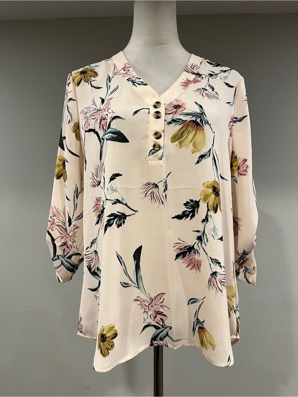 Maurices Blush Floral V-Neck blouse size medium